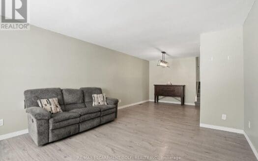 5880 Crimson Drive – UPPER